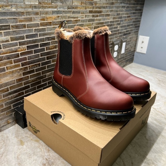 Dr. Martens 2976 Leonore Faux Fur Lined Chelsea Boots - Picture 4 of 14